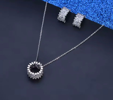 SET 2 PIEZAS PLATEADO RUEDITA CRISTALES