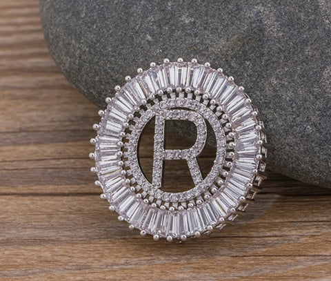 Collar  Plateado Círculo Cristal, Letras Disponibles: H, I