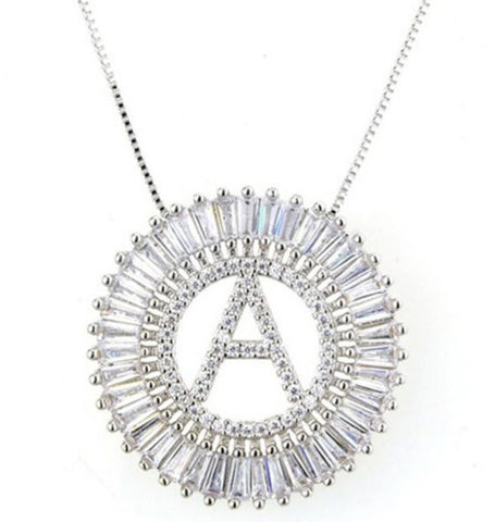 Collar  Plateado Círculo Cristal, Letras Disponibles: H, I