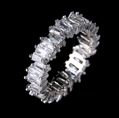 Anillo Plateado Cristales Delgados, Tallas: 7 y 8