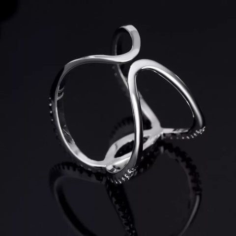 Anillo Channel Grande Plateado, tallas disponibles: 6, 6.5, 7, 7.5, 8, 8.5 y 9