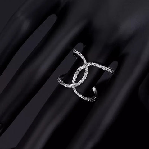 Anillo Channel Grande Plateado, tallas disponibles: 6, 6.5, 7, 7.5, 8, 8.5 y 9